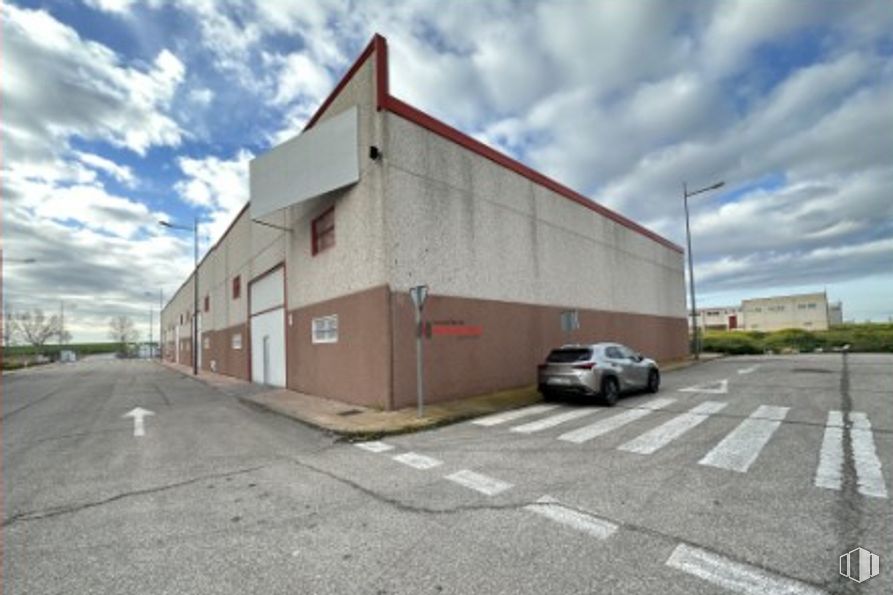 Industrial for sale at Zona industrial, Gerindote, Toledo, 45518 with house, car, cloud, sky, vehicle, wheel, building, tire, road surface and asphalt around