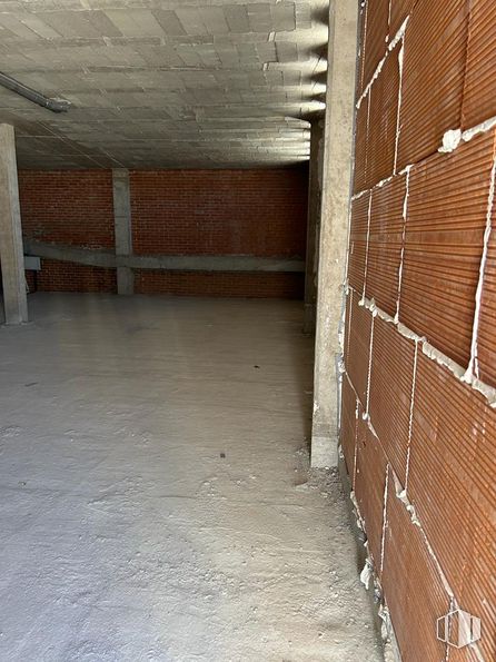 Local en alquiler y venta en Calle María Mercedes de Borbón, 96, Hortaleza, Madrid, 28055 con madera, albañilería, ladrillo, suelo, suelos, edificio, material compuesto, material de construcción, madera dura y tintes y matices alrededor