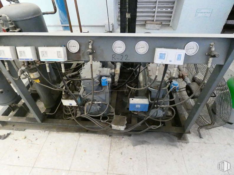 Industrial for sale at Carretera CM-5007, Valmojado, Toledo, 45940 with luggage & bags, packaged goods, electrical wiring, engineering, gas, machine, technology, composite material, electrical supply and wire around