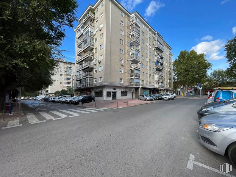 Local en venta en Zona Luis Vives, Alcalá de Henares, Madrid, 28803 con coche, edificio, cielo, nube, neumático, vehículo, rueda, ventana, árbol y asfalto alrededor