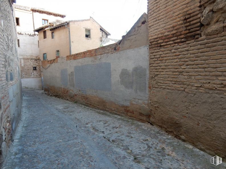 Land for sale at Casco Histórico, Toledo, 45002 with building, sky, window, brick, road surface, wood, house, facade, road and flooring around