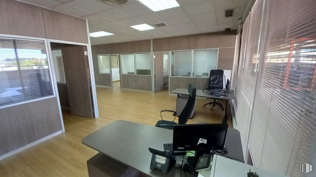 Oficina en alquiler en Calle Castrobarto, 10, Barajas, Madrid, 28042 con silla, pantalla de ordenador, escritorio, mesa, mueble, edificio, mesa, accesorio, interiorismo y puerta alrededor