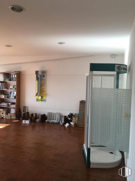 Nave en venta en Calle Talleres, 9, Alpedrete, Madrid, 28430 con estantería, madera, suelo, piso, pasillo, estante, madera, techo, suelos laminados y sala de estar alrededor