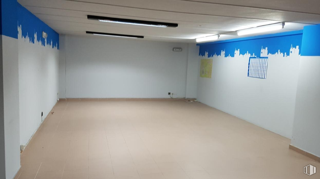 Local en alquiler en Avenida Europa, Toledo, 45003 con edificio, azul, pasillo, suelo, piso, accesorio, techo, arte, evento y lámpara fluorescente alrededor