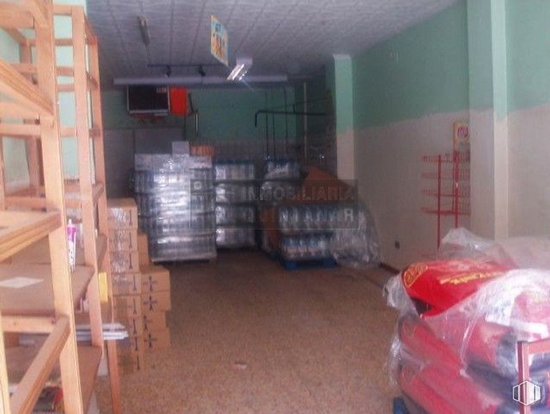 Retail for sale at Calle San Pablo, 55, Quintanar de la Orden, Toledo, 45800 with furniture, floor, flooring, shelf, wood, gas, plastic bag, hardwood, publication and shelving around