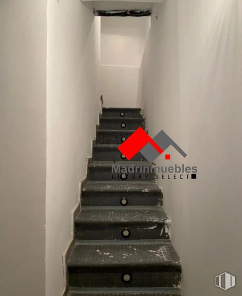 Retail for sale at Calle Redondilla, Centro, Madrid, 28005 with stairs, wood, floor, flooring, fixture, rectangle, font, handrail, composite material and plaster around