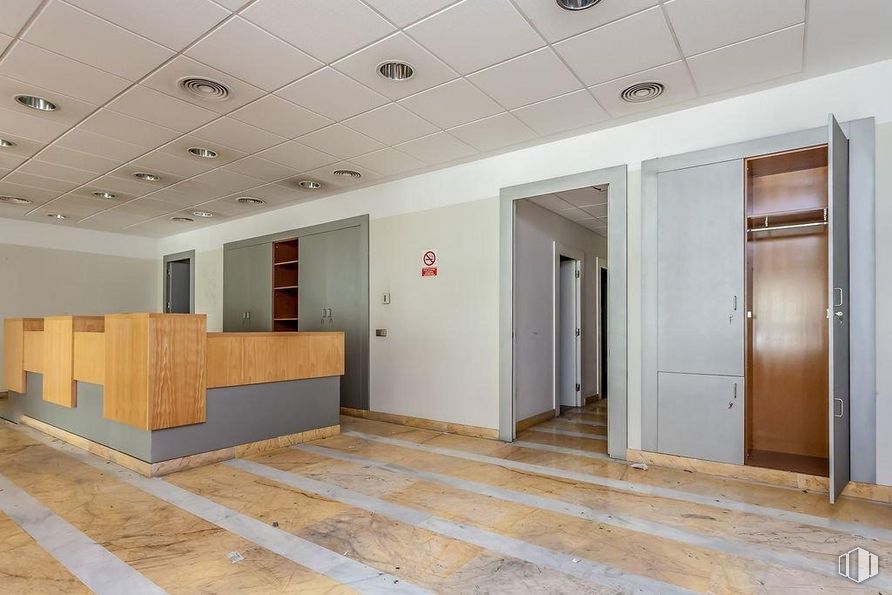 Retail for sale at Plaza Pablo Picasso, Alcobendas, Madrid, 28100 with door, hall, wood, lighting, interior design, flooring, floor, fixture, hardwood and ceiling around