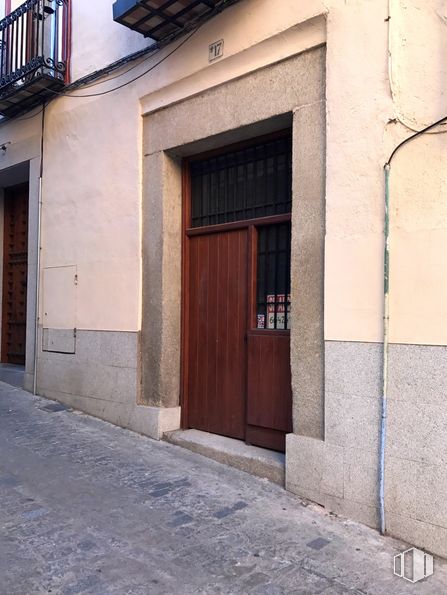 Retail for rent at Calle Tendillas, 17, Toledo, 45002 with door, property, azure, wood, road surface, brickwork, brick, fixture, neighbourhood and material property around