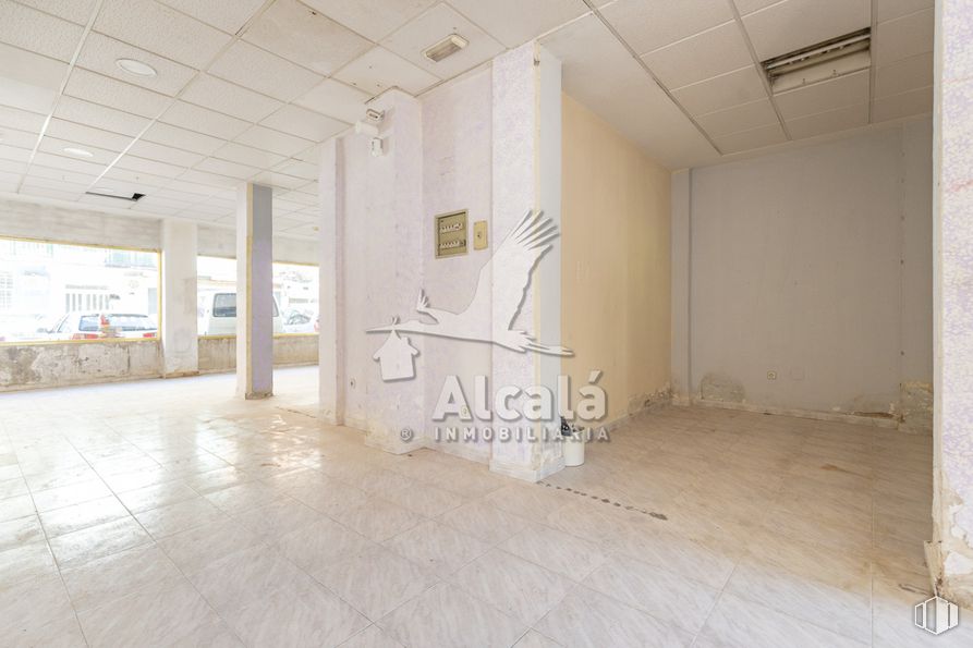 Retail for sale at Zona Rinconada, Alcalá de Henares, Madrid, 28803 with wood, hall, interior design, flooring, floor, fixture, art, building, ceiling and window around