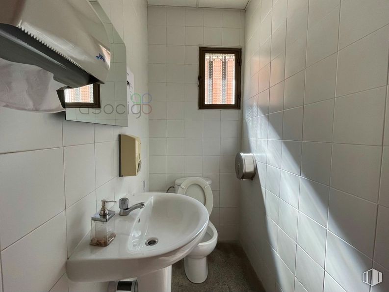 Retail for rent at Avenida Ejército, Guadalajara, 19004 with sink, window blind, mirror, tap, plumbing fixture, bathroom sink, bathroom, building, interior design and architecture around