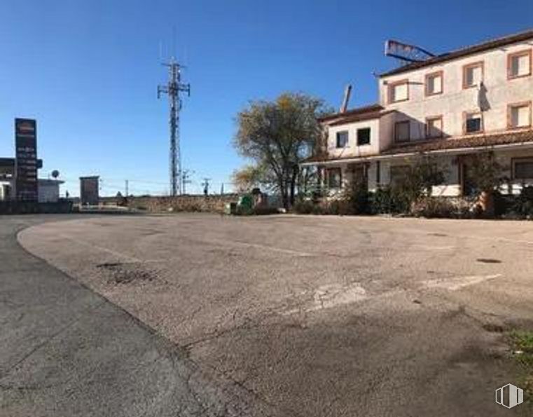 Local en venta en Polígono Diseminados, Ledanca, Guadalajara, 19196 con casa, cielo, planta, ventana, edificio, superficie de la carretera, asfalto, lote de terreno, barrio y zona residencial alrededor