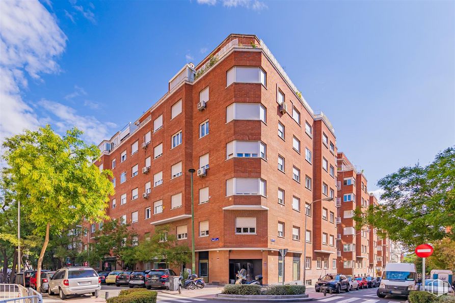 Local en venta en Calle Fernández de la Hoz, 76, Chamberí, Madrid, 28003 con coche, edificio, cielo, nube, ventana, rueda, vehículo, árbol, neumático y bloque de pisos alrededor