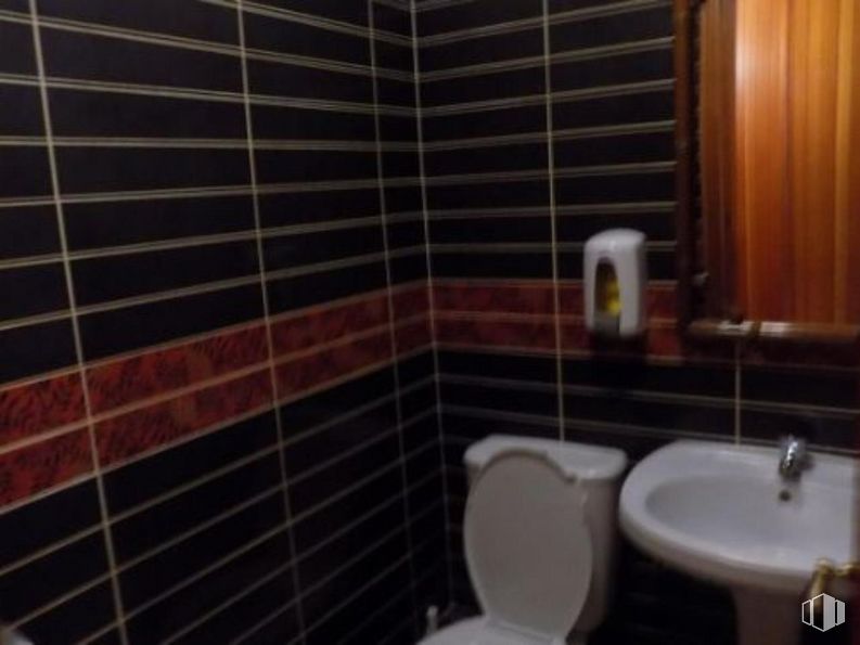 Retail for sale at Calle Eras del Tío Cañamón, Cuenca, 16004 with sink, toilet, brown, property, plumbing fixture, building, bathroom, tap, bathroom sink and floor around