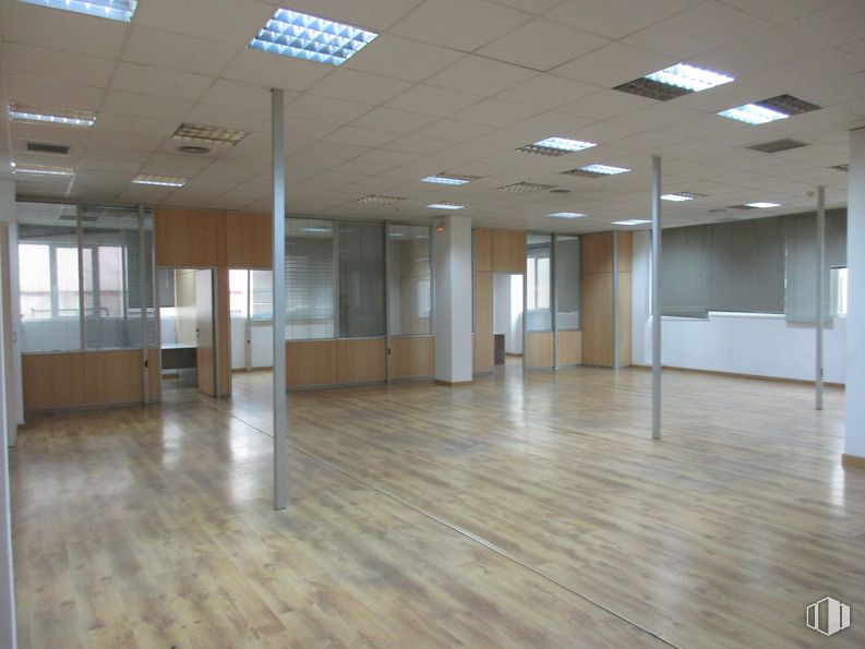 Office for rent at Calle Nestares, 20, Arganzuela, Madrid, 28045 with fixture, wood, building, interior design, flooring, hall, material property, building material, glass and hardwood around