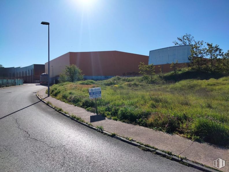 Land for sale at Polígono Suelo Urbanizable Industrial, Torija, Guadalajara, 19190 with sky, plant, street light, building, land lot, road surface, asphalt, tree, natural landscape and urban design around