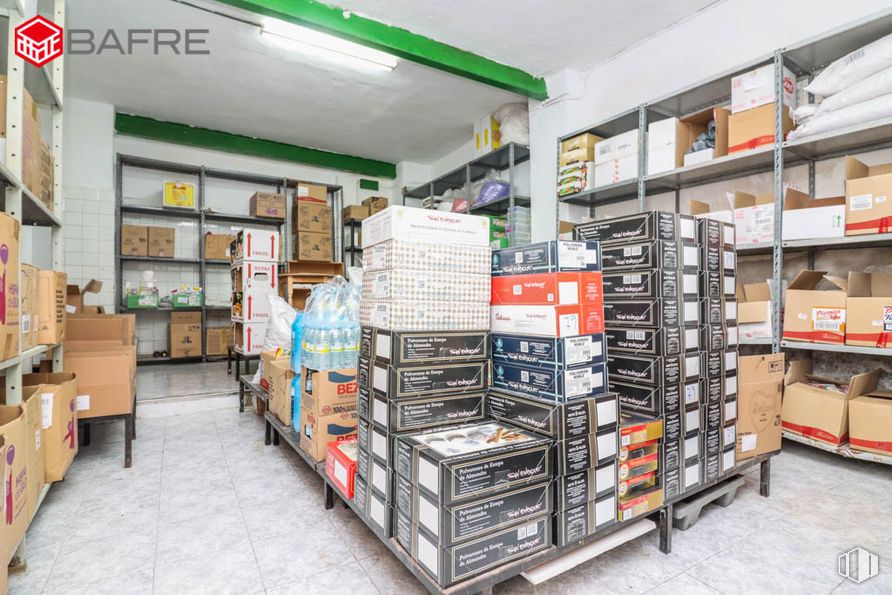 Retail for sale at Calle Gabino Jimeno, Usera, Madrid, 28026 with product, shelf, publication, shelving, customer, floor, building, retail, service and technology around