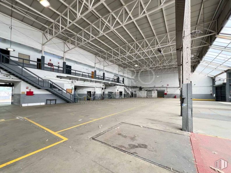 Industrial for rent at Calle Gamonal, Villa de Vallecas, Madrid, 28031 with building, field house, window, flooring, floor, fixture, composite material, engineering, city and hall around