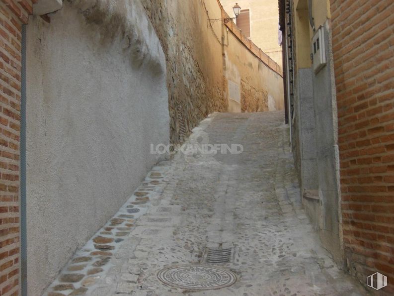 Land for sale at Casco Histórico, Toledo, 45002 with road surface, brickwork, flooring, brick, wall, alley, building material, road, stairs and city around