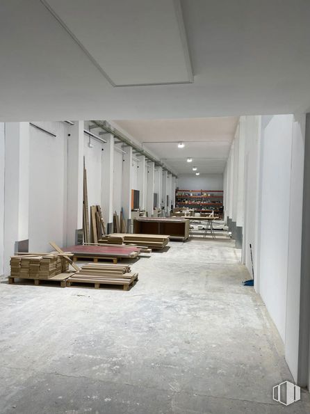 Nave en alquiler en Avenida Valdelaparra, Alcobendas, Madrid, 28108 con madera, interiorismo, suelo, suelos, hall, techo, madera dura, accesorio, ingeniería y evento alrededor