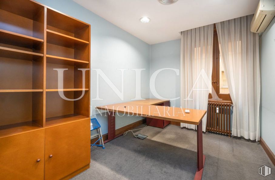 Oficina en venta en Calle Velázquez, Salamanca, Madrid, 28006 con escritorio, estantería, mueble, mesa, madera, ebanistería, cortina, interiorismo, estante y arquitectura alrededor