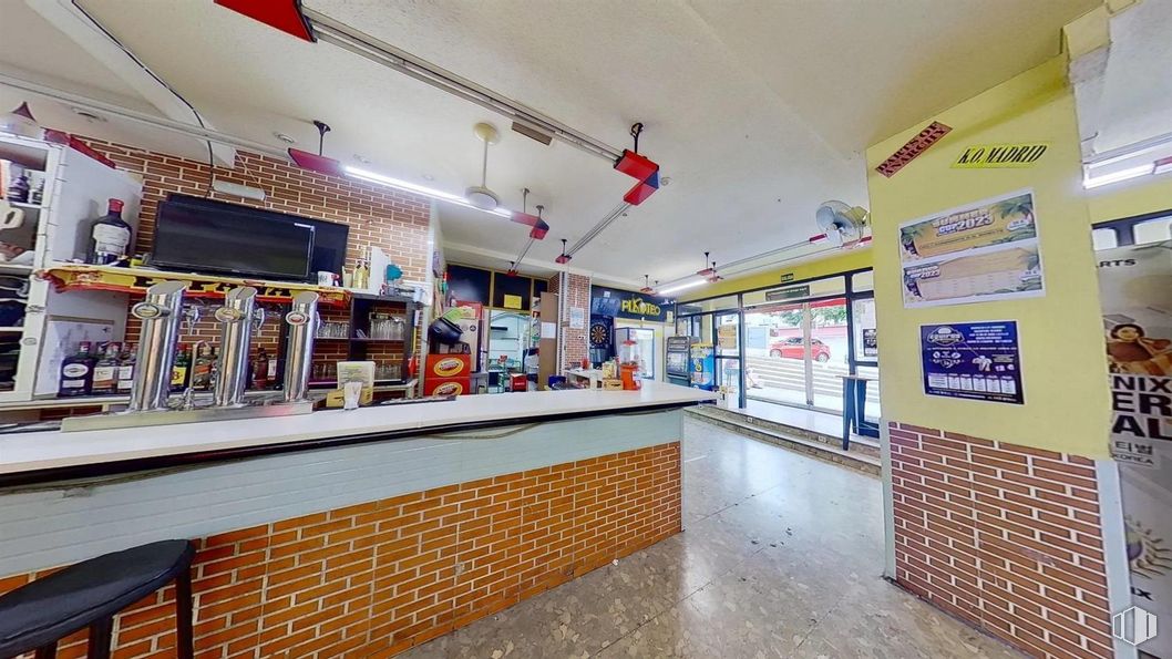 Local en venta en Plaza Brasil, Alcorcón, Madrid, 28921 con edificio, interiorismo, suelo, suelos, techo, venta al por menor, estante, tienda, ciudad y albañilería alrededor