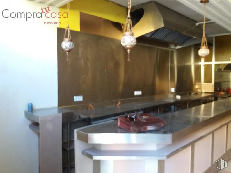 Retail for rent at Avenida Vía Roma, Segovia, 40003 with lighting, light fixture, countertop, property, kitchen, wood, cabinetry, interior design, building and house around