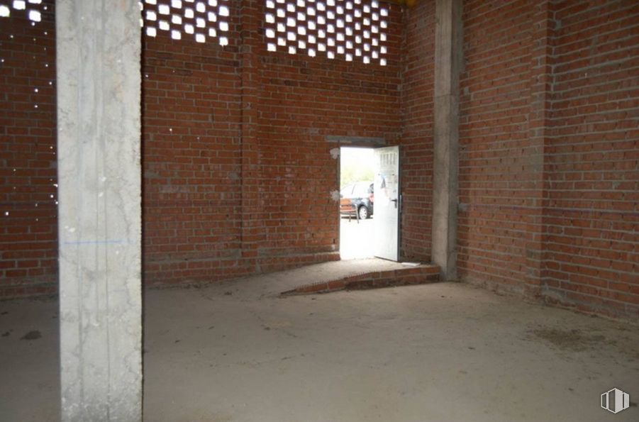 Retail for sale at Avenida Río Guadarrama, Toledo, 45007 with window, brickwork, wood, brick, building material, facade, flooring, concrete, tints and shades and city around