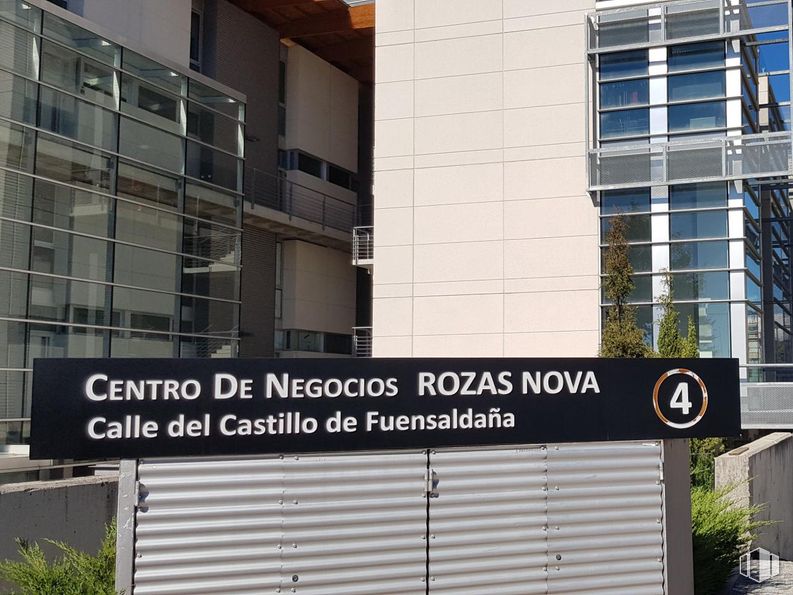 Oficina en venta en Rozas Nova , Calle Castillo de Fuensaldaña, 4, Las Rozas de Madrid, Madrid, 28230 con edificio, ventana, propiedad, accesorio, rectángulo, condominio, tipografía, diseño urbano, bienes raíces y fachada alrededor