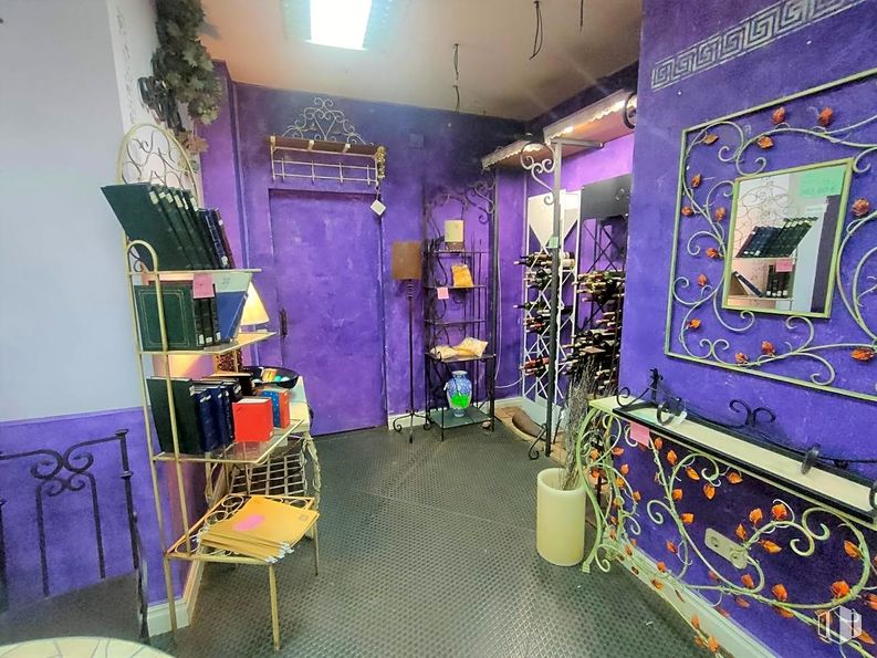 Retail for rent at Calle Nuestra Señora de Valverde, 47, Fuencarral - El Pardo, Madrid, 28034 with furniture, purple, interior design, decoration, violet, wall, art, house, flooring and magenta around