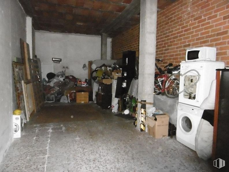 Retail for rent at Centro-Arroyo-La Fuente, Fuenlabrada, Madrid, 28945 with washing machine, box, building, house, wood, clothes dryer, motor vehicle, laundry room, gas and drum around