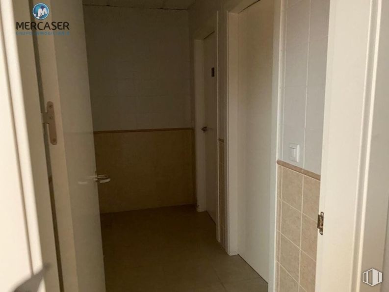 Retail for sale at Calle Francisco Alonso, Alcalá de Henares, Madrid, 28806 with door, flooring, floor, tile flooring, wood stain, tile and plywood around