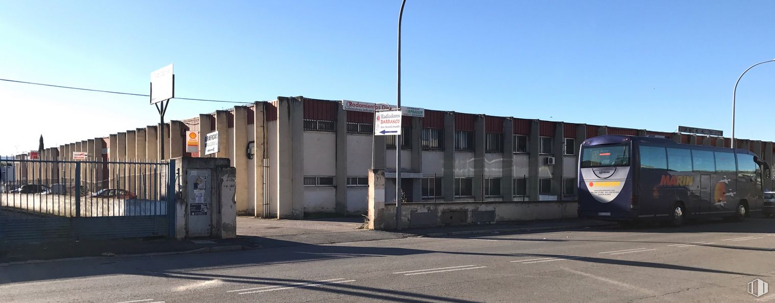 Industrial for sale at Calle Méjico, Guadalajara, 19004 with bus, building, sky, street light, asphalt, vehicle, electricity, window, city and gas around