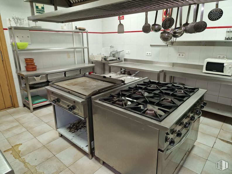 Industrial for sale & for rent at Calle San Erasmo, Villaverde, Madrid, 28021 with kitchen appliance, microwave oven, kitchen stove, gas stove, kitchen, home appliance, major appliance, stove, ceiling fan and gas around