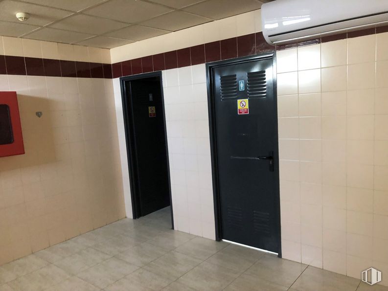 Retail for sale & for rent at Calle Toledo, 17, Sonseca, Toledo, 45100 with door, picture frame, building, fixture, floor, flooring, ceiling, home appliance, gas and house around