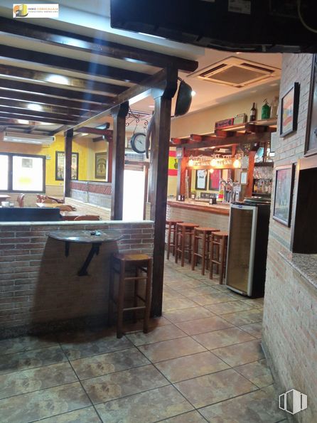 Retail for sale & for rent at Zona centro, Parla, Madrid, 28980 with stool, wood, interior design, floor, flooring, gas, hardwood, building, city and ceiling around