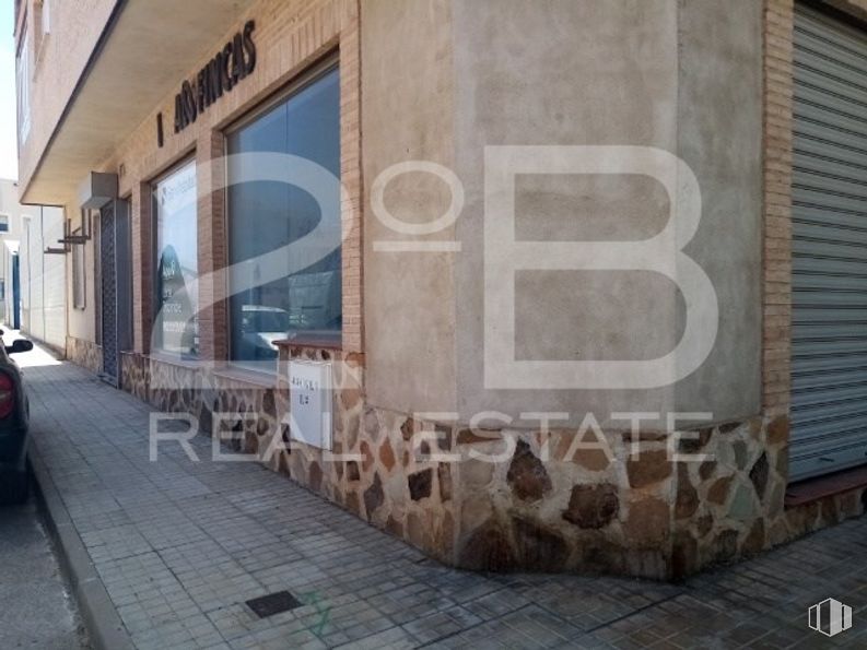 Local en venta en Casco urbano, Consuegra, Toledo, 45700 con ventana, edificio, superficie de la carretera, madera, matrícula del vehículo, arquitectura, asfalto, fuente, acera y fachada alrededor