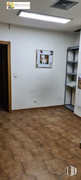 Oficina en alquiler en Plaza General Palacio, Getafe, Madrid, 28901 con marco, mueble, puerta, accesorio, madera, suelos, edificio, suelo, estante y madera dura alrededor