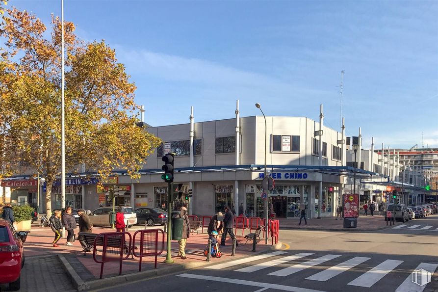 Oficina en venta en Calle Libertad, Móstoles, Madrid, 28936 con cielo, nube, planta, superficie de la carretera, árbol, luz de la calle, barrio, asfalto, edificio y zona residencial alrededor