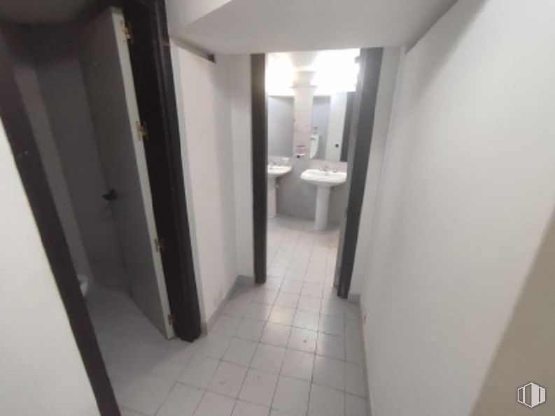 Local en venta en Plaza Constitución, 5, Getafe, Madrid, 28901 con edificio, puerta, casa, accesorio, pavimentos, espejo, accesorio de baño, aluminio, vidrio y techo alrededor