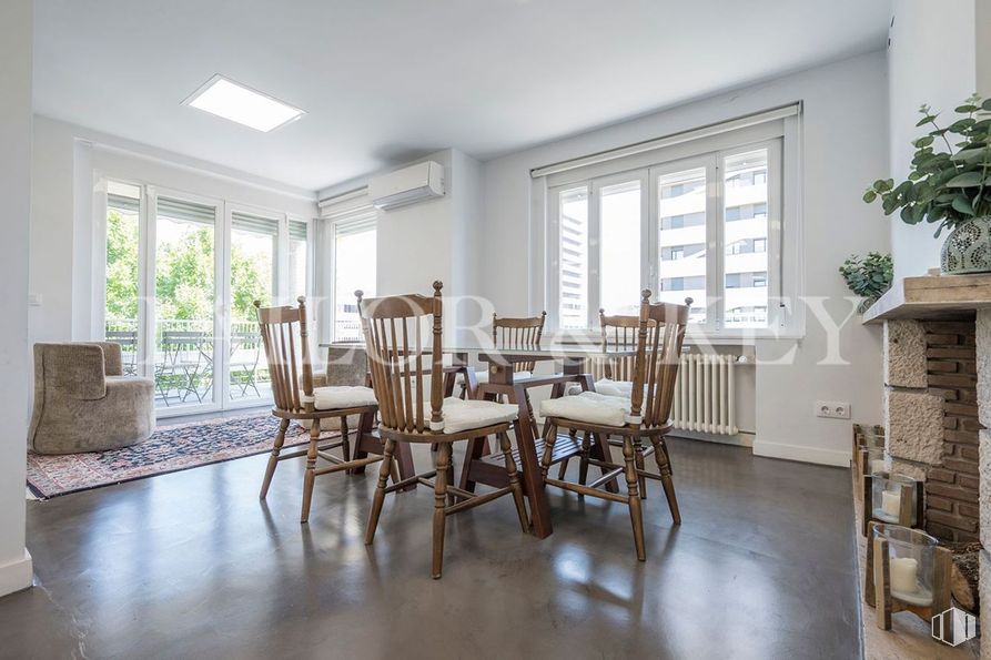 Office for rent at Calle Doctor Esquerdo, Retiro, Madrid, 28007 with chair, houseplant, light fixture, lighting, window, table, property, furniture, plant and wood around