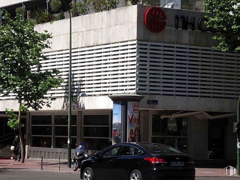 Local en alquiler en Calle Juan Ramón Jiménez, 8, Chamartín, Madrid, 28036 con coche, edificio, persona, rueda, neumático, vehículo terrestre, vehículo, luz trasera y de freno automotriz, infraestructura y iluminación automotriz alrededor