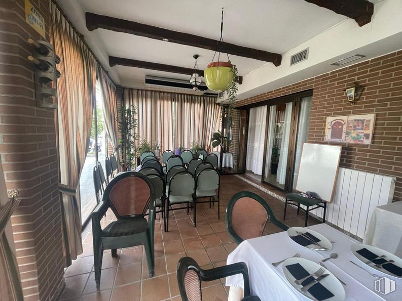 Local en venta en Calle Pizarro, 28, Huecas, Toledo, 45511 con silla, lámpara, mesa, alumbrado, vajilla, mueble, propiedad, mesa, marco y interiorismo alrededor