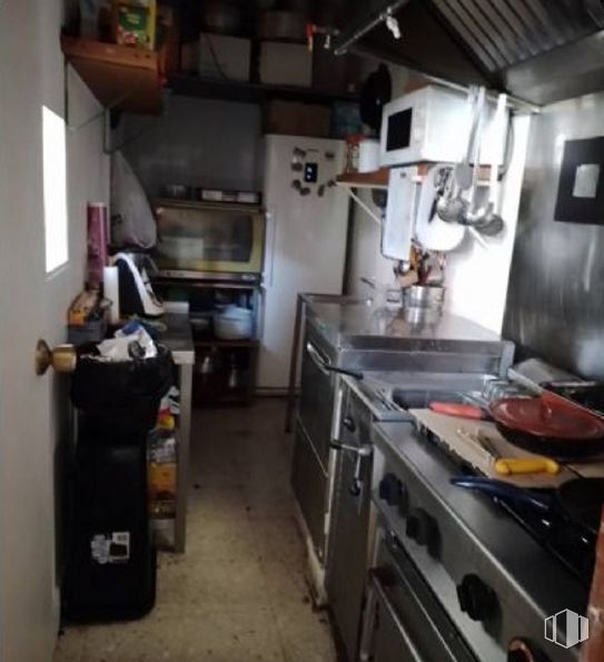 Local en venta en Calle Carlos Solé, Puente de Vallecas, Madrid, 28038 con aparato de cocina, electrodoméstico, refrigerador, estufa de gas, placa de cocción, cocina, cocina, madera, gas y estufa alrededor