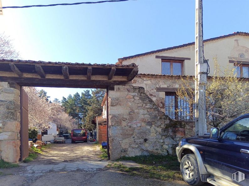 Retail for sale at Zona Collado Hermoso, Collado Hermoso, Segovia, 40170 with car, tire, wheel, window, sky, land vehicle, plant, building, vehicle and house around