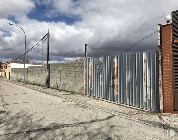 Suelo en alquiler y venta en Calle Diciembre, San Blas - Canillejas, Madrid, 28022 con luz de la calle, nube, cielo, superficie de la carretera, valla, asfalto, terreno, madera, electricidad y cerca de alambre alrededor