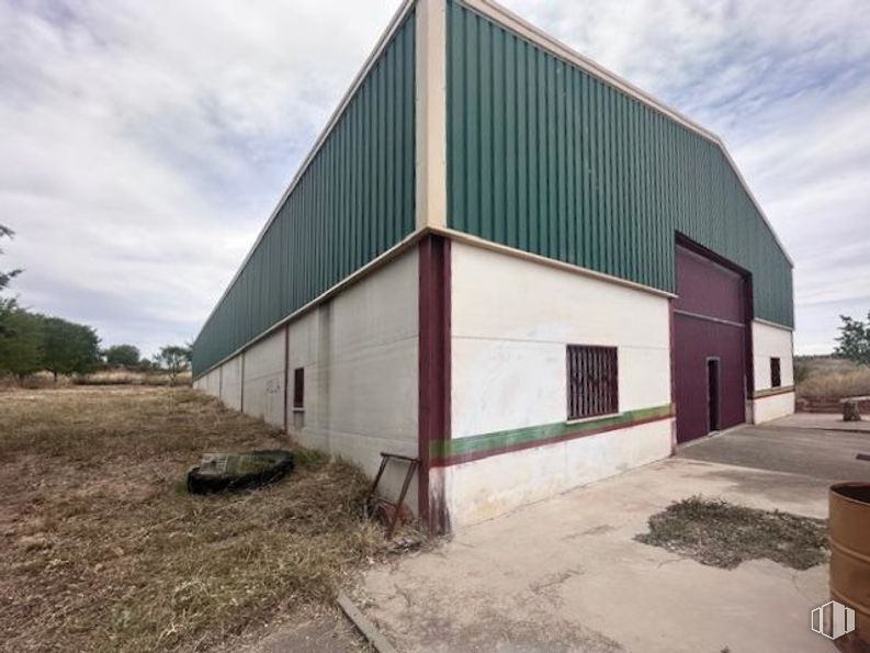 Industrial for sale at Calle Batanes, Villarejo de Salvanés, Madrid, 28590 with house, sky, cloud, property, land lot, plant, fixture, wood, tree and building around