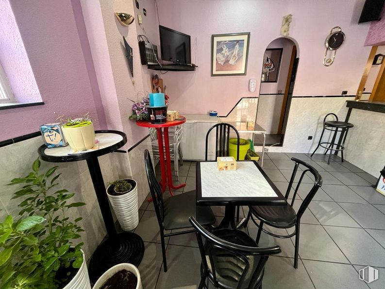 Retail for sale at Avenida Juventud, Ávila, 05003 with chair, television, houseplant, table, picture frame, furniture, table top, property, plant and building around