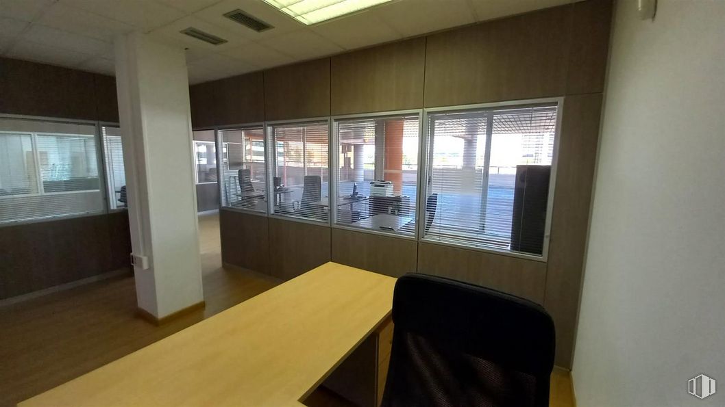 Oficina en alquiler en Calle Castrobarto, 10, Barajas, Madrid, 28042 con edificio, accesorio, madera, mesa, ventana, suelo, silla, suelos, pared y sombra alrededor