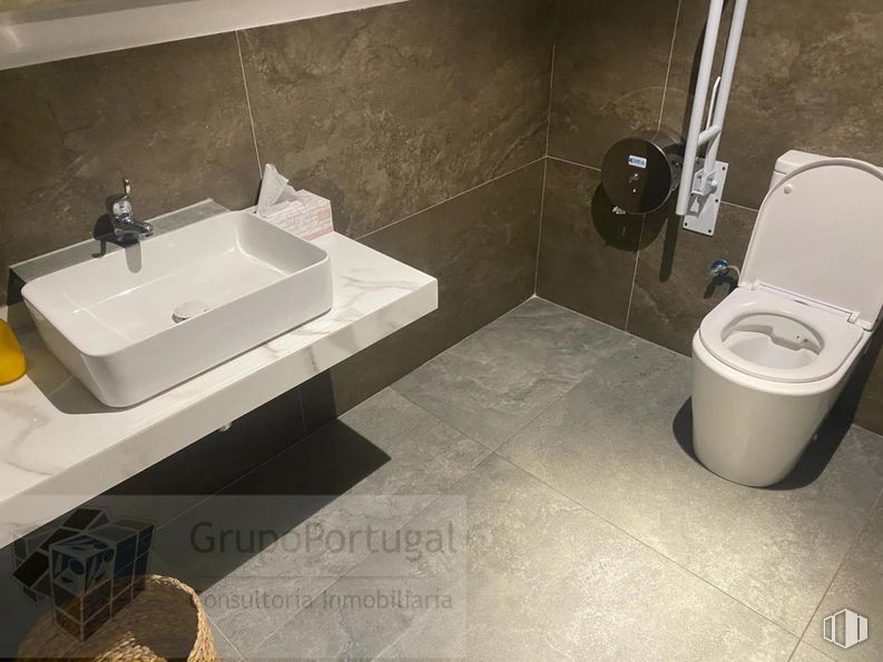 Local en alquiler en Zona Las Tablas, Fuencarral - El Pardo, Madrid, 28050 con inodoro, fregadero, accesorios de fontanería, cuarto de baño, grifo, lavabo, asiento del inodoro, interiorismo, suelo y suelos alrededor