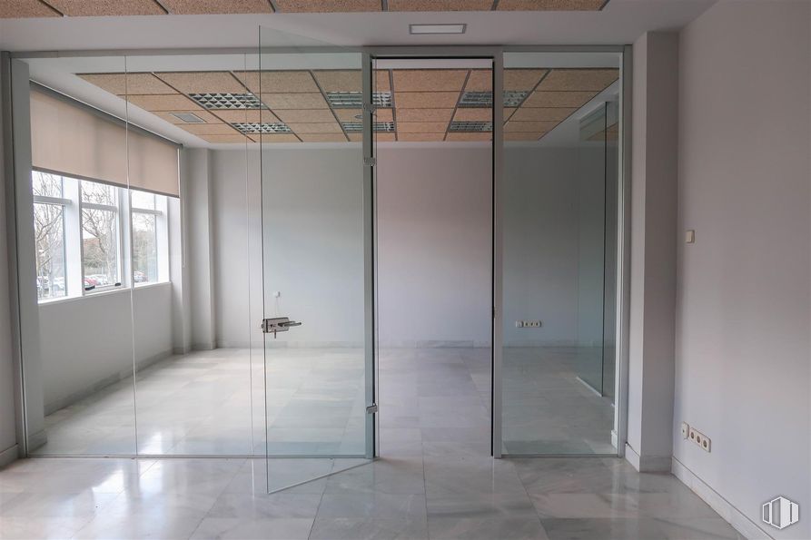 Oficina en alquiler y venta en Calle Chile, Las Rozas de Madrid, Madrid, 28290 con ventana, puerta, suelos, suelo, madera, interiorismo, vidrio, alumbrado, techo y material compuesto alrededor